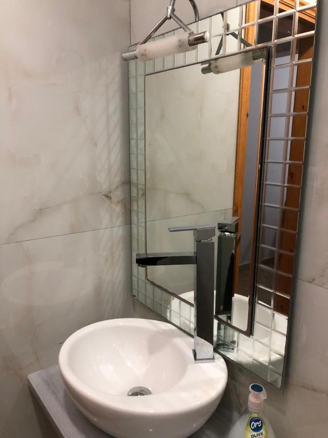 Center Hotel Pirro 히마레 외부 사진